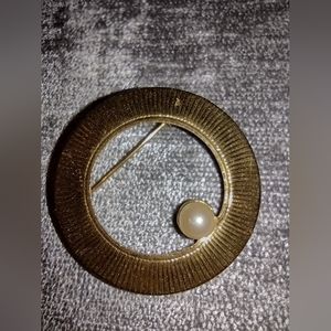 Vintage Gold Tone & Pearl Circle Brooch / Pendant